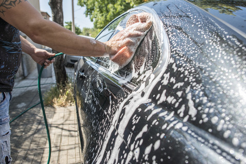 Mann wäscht sein Auto, Nahaufnahme, lizenzfreies Stockfoto