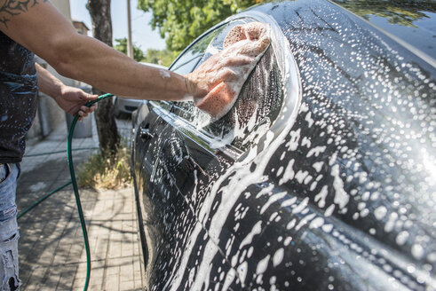Mann wäscht sein Auto, Nahaufnahme - DEGF000473