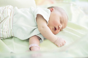 Sleeping newborn baby girl - DEGF000474