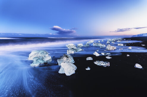 Island, Blick auf den Gletschersee Jokulsarlon, Gletschereis am Strand in der Dämmerung - SMA000354