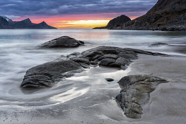 Norway, Lofoten, sundown at the coastline of Utakleiv - STSF000818