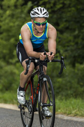 Deutschland, Baden-Württemberg, Triathlet auf dem Fahrrad - STSF000819