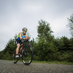 Deutschland, Baden-Württemberg, Triathlet auf dem Fahrrad - STSF000820