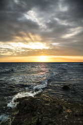 Indonesien, Bali, Wellen am Strand am Abend - KRPF001564