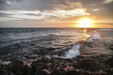 Indonesien, Bali, Wellen am Strand am Abend - KRPF001563