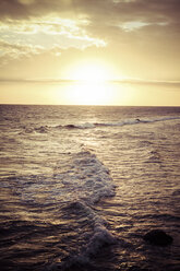 Indonesien, Bali, Wellen am Strand am Abend - KRPF001562