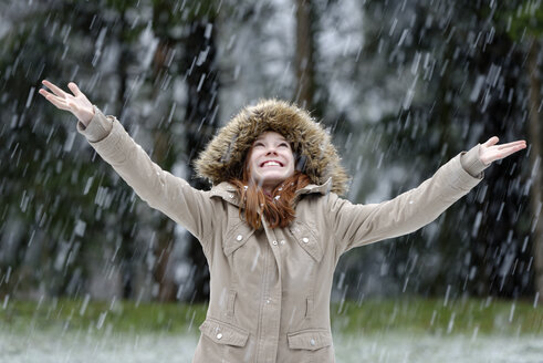 Mädchen genießt den Schneefall, Beginn des Winters - LBF001146