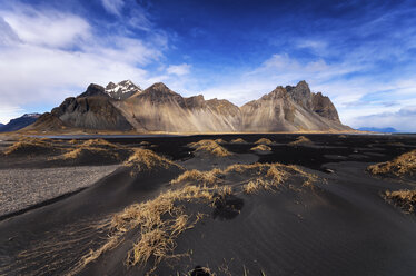 Island, Stokksnes, Vestrahorn-Gebirge, schwarzer Sandstrand - SMAF000344