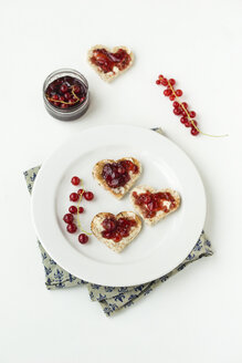 Toastbrot-Herzen mit Johannisbeergelee auf Teller - MYF001087