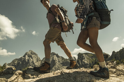 Österreich, Tirol, Tannheimer Tal, junges Paar wandert auf Bergpfad - UUF005132