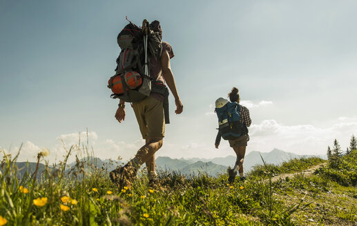 Österreich, Tirol, Tannheimer Tal, junges Paar wandert auf Bergpfad - UUF005078