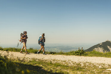 Österreich, Tirol, Tannheimer Tal, junges Paar wandert auf Bergpfad - UUF005086