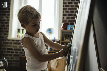Kleiner Junge zeichnet auf Kreidetafel im Kinderzimmer - MFF001996