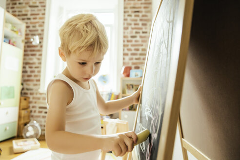 Kleiner Junge zeichnet auf Kreidetafel im Kinderzimmer - MFF002066