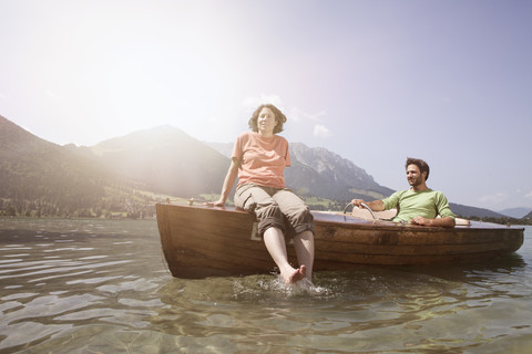 Österreich, Tirol, Paar fährt mit Boot auf dem Walchsee, lizenzfreies Stockfoto