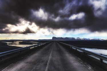 Island, Highway 1 und dunkle Wolken - SMAF000360