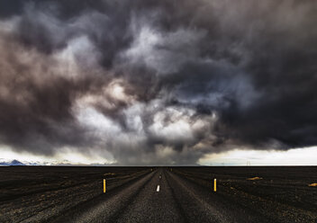 Island, Highway 1, Schneesturm und dunkle Wolken - SMAF000363