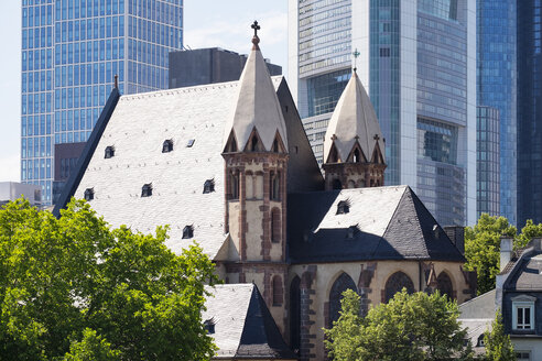 Deutschland, Frankfurt, Leonhardskirche vor dem Finanzviertel - SIEF006653