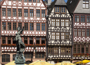 Germany, Frankfurt, Roemerberg, Fountain of Justice in front of half-timbered houses - SIEF006654