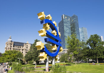 Deutschland, Frankfurt, Euro-Skulptur, Fürstenhof und Gallileo-Turm - SIE006660