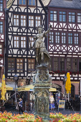 Deutschland, Frankfurt, Roemerberg, Gerechtigkeitsbrunnen vor Fachwerkhäusern - SIEF006661