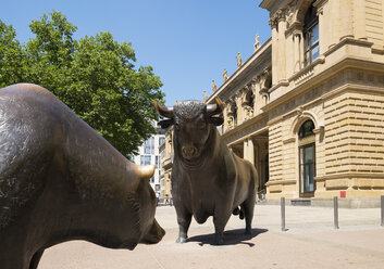 Deutschland, Frankfurt, Bullen- und Bärenskulpturen aus Bronze an der Börse - SIEF006667