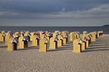 Deutschland, Lübeck Travemünde, Blick auf den Strand mit Strandkörben mit Kapuze - WIF002250