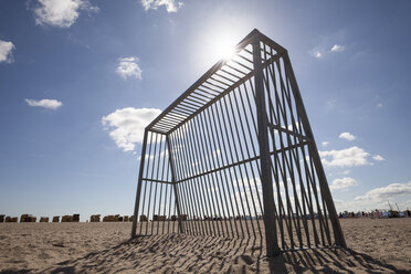 Deutschland, Lübeck Travemünde, Tor am Strand bei Gegenlicht - WIF002249