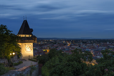 Österreich, Steiermark, Graz, Uhrenturm mit Panoramablick am Abend - MKFF000243