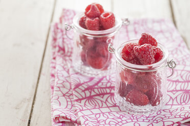 Zwei Gläser mit Himbeeren auf Stoff - SBDF002190