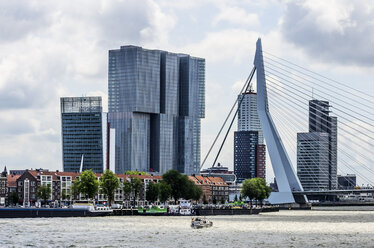 Netherlands, Rotterdam, view to city centre with Erasmusbrug in the foreground - THAF001405