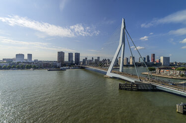 Niederlande, Rotterdam, Blick auf die Erasmusbrug mit dem Stadtzentrum im Hintergrund - THAF001419