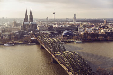 Deutschland, Köln, Blick auf Skyline mit Rhein und Hohenzollernbrücke im Vordergrund - MFF002085