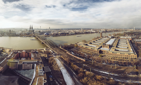 Deutschland, Köln, Blick auf die Stadt mit Rhein und Hohenzollernbrücke von Deutz aus, lizenzfreies Stockfoto
