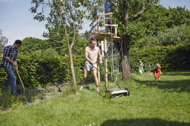 Gartenarbeit in der Familie - RHF000984