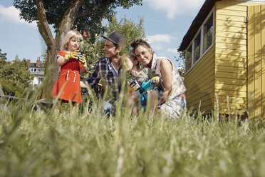 Glückliche Familie im Garten - RHF000995