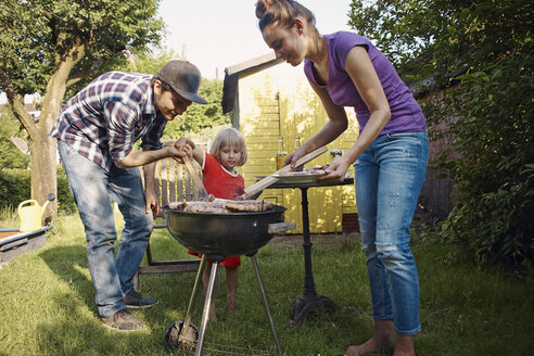 Familie beim Grillen im Garten - RHF001037