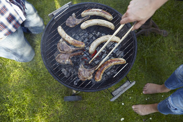 Couple having a barbecue - RHF001023