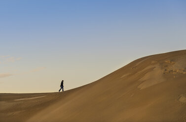 Australia, Eyre Peninsula, Port Lincoln, man walking in dunes - TOVF000006