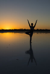 Australien, Südaustralien, Gawler Ranges, Yoga am Salzsee - TOVF000008