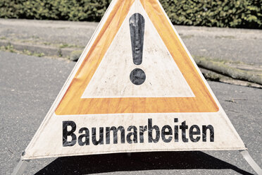 Deutschland, Warnschild an einer Straße - MEMF000882