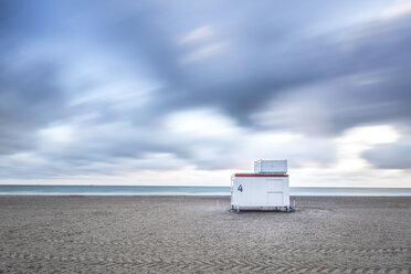 Deutschland, Mecklenburg-Vorpommern, Warnemünde, Ostsee, Wolken und Rettungsschwimmerstation - ASC000229