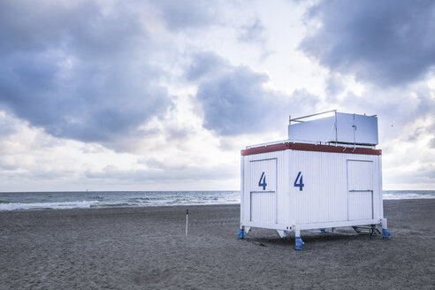 Deutschland, Mecklenburg-Vorpommern, Warnemünde, Ostsee, Rettungsschwimmerkabine am Strand - ASCF000232