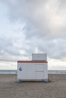 Deutschland, Mecklenburg-Vorpommern, Warnemünde, Ostsee, Rettungsschwimmerkabine am Strand - ASC000233