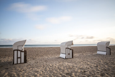 Deutschland, Mecklenburg-Vorpommern, Warnemünde, Strandkörbe am Strand - ASCF000234