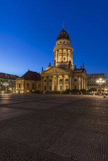 Deutschland, Berlin, beleuchteter Französischer Dom am Gendarmenmarkt am Abend - PVCF000479