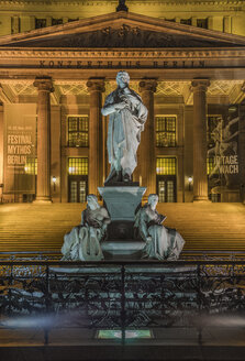 Deutschland, Berlin, Friedrich-Schiller-Denkmal vor dem Konzerthaus am Gendarmenmarkt in den Abendstunden - PVCF000480