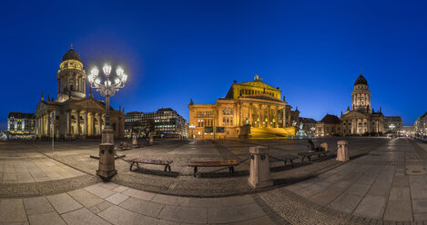 Deutschland, Berlin, Blick auf den Gendarmenmarkt am Abend - PVCF000486