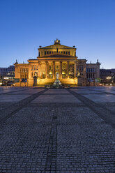 Deutschland, Berlin, Blick auf den beleuchteten Konzertsaal am Gendarmenmarkt am Abend - PVC000482