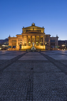 Deutschland, Berlin, Blick auf den beleuchteten Konzertsaal am Gendarmenmarkt am Abend - PVC000482
